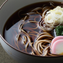 Załaduj obraz do przeglądarki galerii, Wegański skoncentrowany bulion „Tsuyu no Moto” Green Culture 500ml