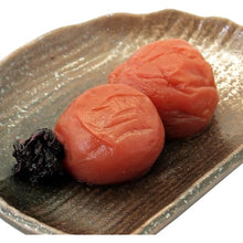 Załaduj obraz do przeglądarki galerii, Umeboshi Shiso Iri (Kiszone śliwki z pachnotką) 150g