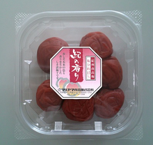 Załaduj obraz do przeglądarki galerii, Maruyama „KI NO KAORI” Umeboshi (Marynowane japońskie śliwki z 15 % soli) 150g