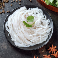 Załaduj obraz do przeglądarki galerii, Shimonita Shirataki Shiro (makaron shirataki z korzenia rośliny konjac) 380g