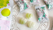 Załaduj obraz do przeglądarki galerii, LOTTE Ko-Ume Candy Ball Haru No De Ai Edition (cukierki słodko-kwaśne o smaku śliwki i winogrona) 60g