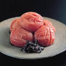 Załaduj obraz do przeglądarki galerii, Umeboshi Shiso Iri (Kiszone śliwki z pachnotką) 150g