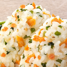 Załaduj obraz do przeglądarki galerii, Mazekomi Wakame Sake (Posypka do ryżu z wodorostami Wakame i łososiem) 31g