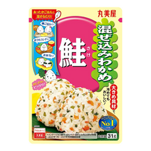 Załaduj obraz do przeglądarki galerii, Mazekomi Wakame Sake (Posypka do ryżu z wodorostami Wakame i łososiem) 31g