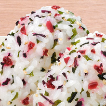 Załaduj obraz do przeglądarki galerii, Mazekomi Wakame Umejiso Przyprawa do ryżu z wodorostami Wakame i śliwką) 31g