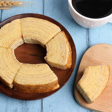 Załaduj obraz do przeglądarki galerii, Strawberry Baumkuchen (Ciasto podobne do sękacza ze smakiem truskawki) 80g
