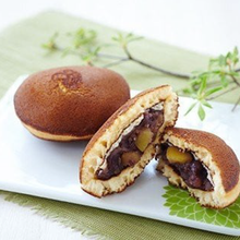 Load image into Gallery viewer, KURI DORAYAKI 4 parts (Traditional Japanese pancakes with red bean paste and chestnuts)
