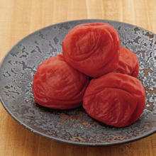 Załaduj obraz do przeglądarki galerii, Super premium kishu SHISO UMEBOSHI 1kg (Śliwki Kiszone z Czerwoną Pachnotką)
