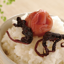 Załaduj obraz do przeglądarki galerii, Super premium kishu SHISO UMEBOSHI 1kg (Śliwki Kiszone z Czerwoną Pachnotką)
