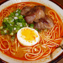 Load image into Gallery viewer, Kumamoto Akakara Ramen Tonkotsu (Błyskawiczny ramen z octową zupą z kości wieprzowych)103g

