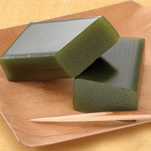 Load image into Gallery viewer, Matcha Yokan (Galaretka agarowa z czerwoną fasolą o smaku matchy)
